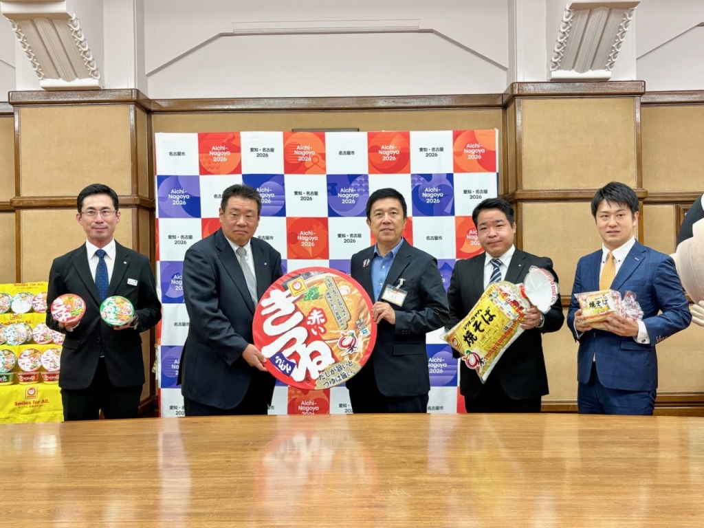 東洋水産中京事業部名古屋支店の松本健司支店長ら3人と広沢一郎市長、にっぽんど真ん中祭り文化財団の舟橋篤史常務理事