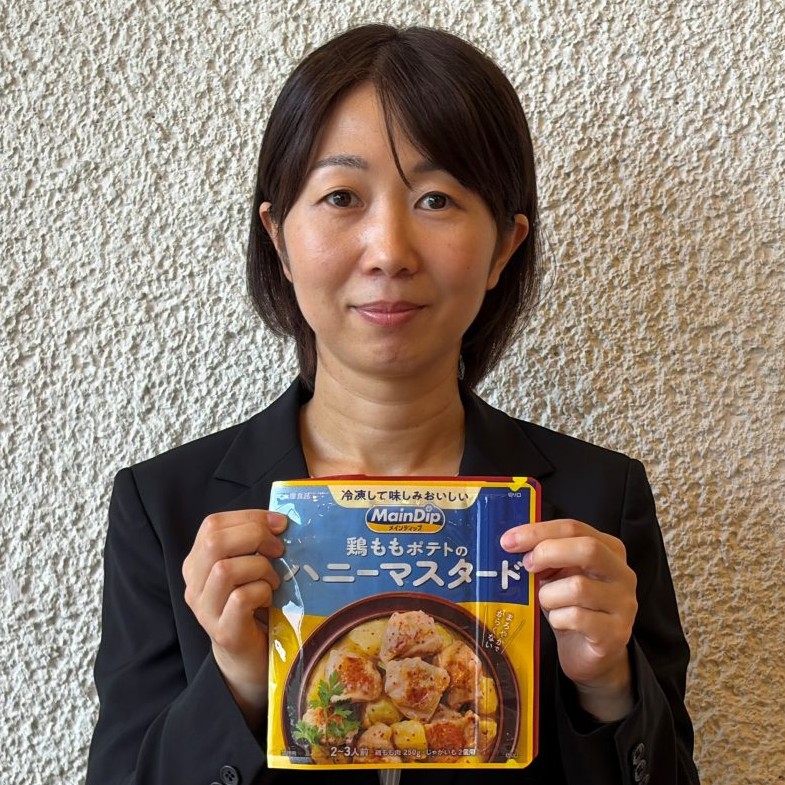 「MainDip（メインディップ）」を手にする大塚食品 琵琶湖研究所食品開発室の松村氏