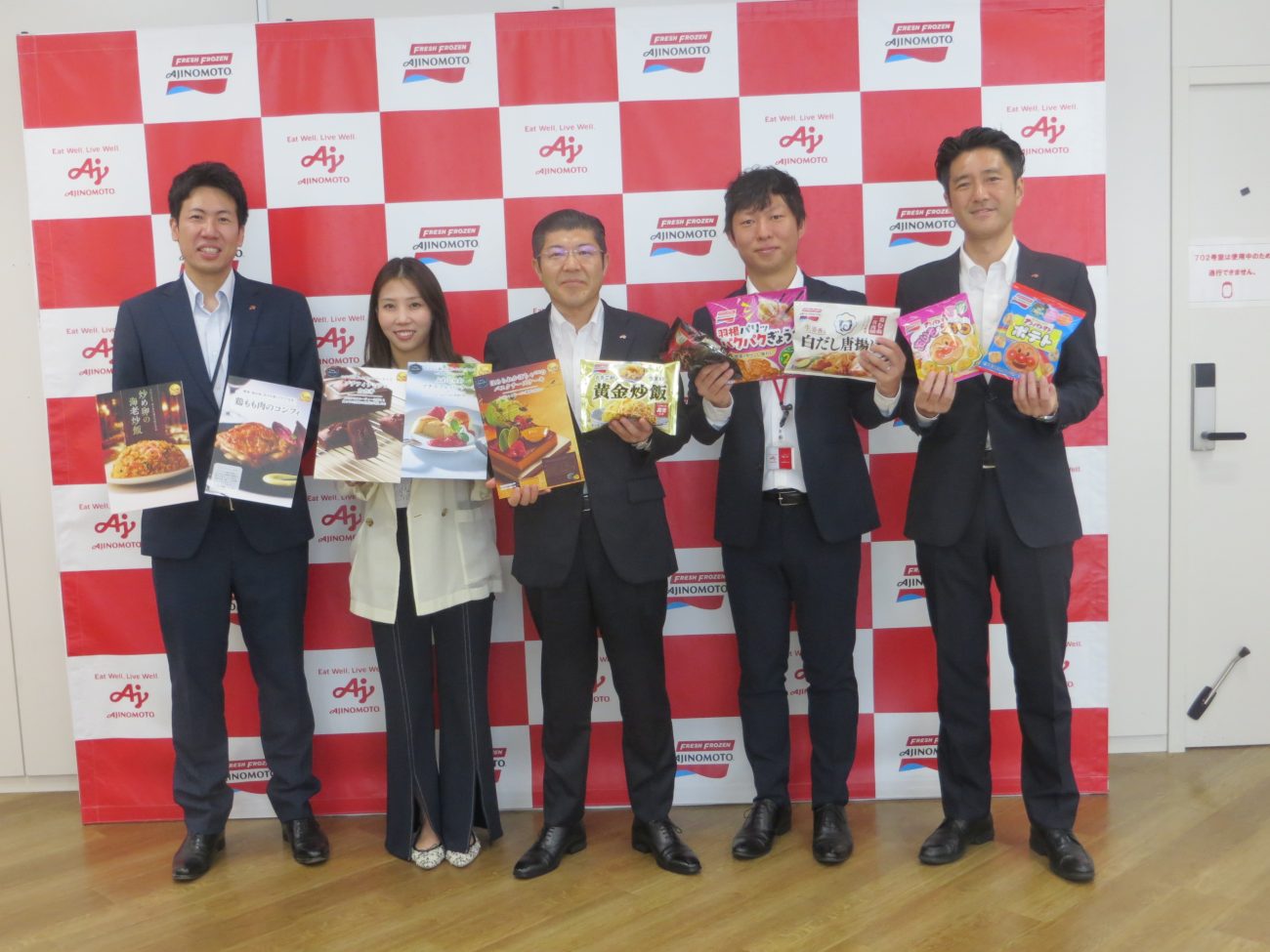 写真左から、マーケティング本部フードサービス開発グループ 阿部裕太郎氏、同 倉野友里氏、南良勉社長、マーケティング本部リテール事業部リテール製品戦略第2グループマネージャー 江藤桂介氏、杉田博司取締役常務執行役員マーケティング本部長