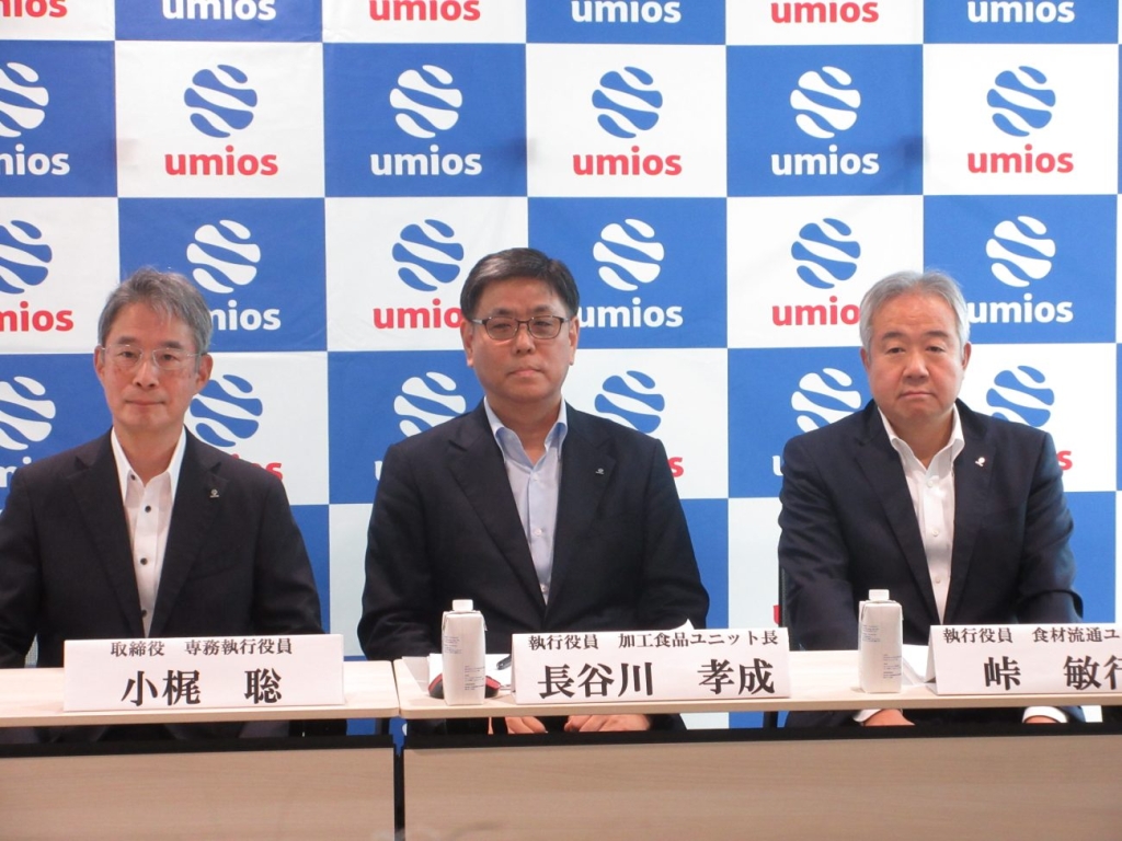 写真左から、小梶聡取締役専務執行役員・長谷川孝成執行役員加工食品ユニット長・峠敏行執行役員食材流通ユニット長