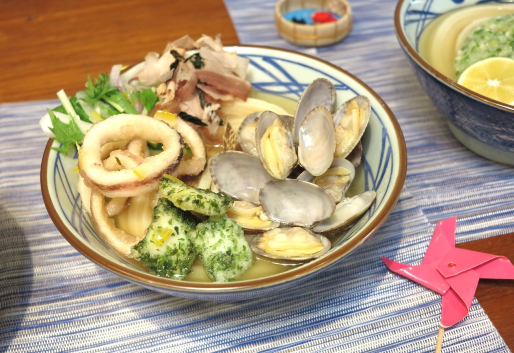 冷たーい山盛り海鮮旨塩うどん