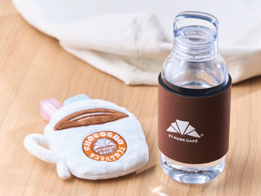 コーヒーカップポーチとクリアボトル