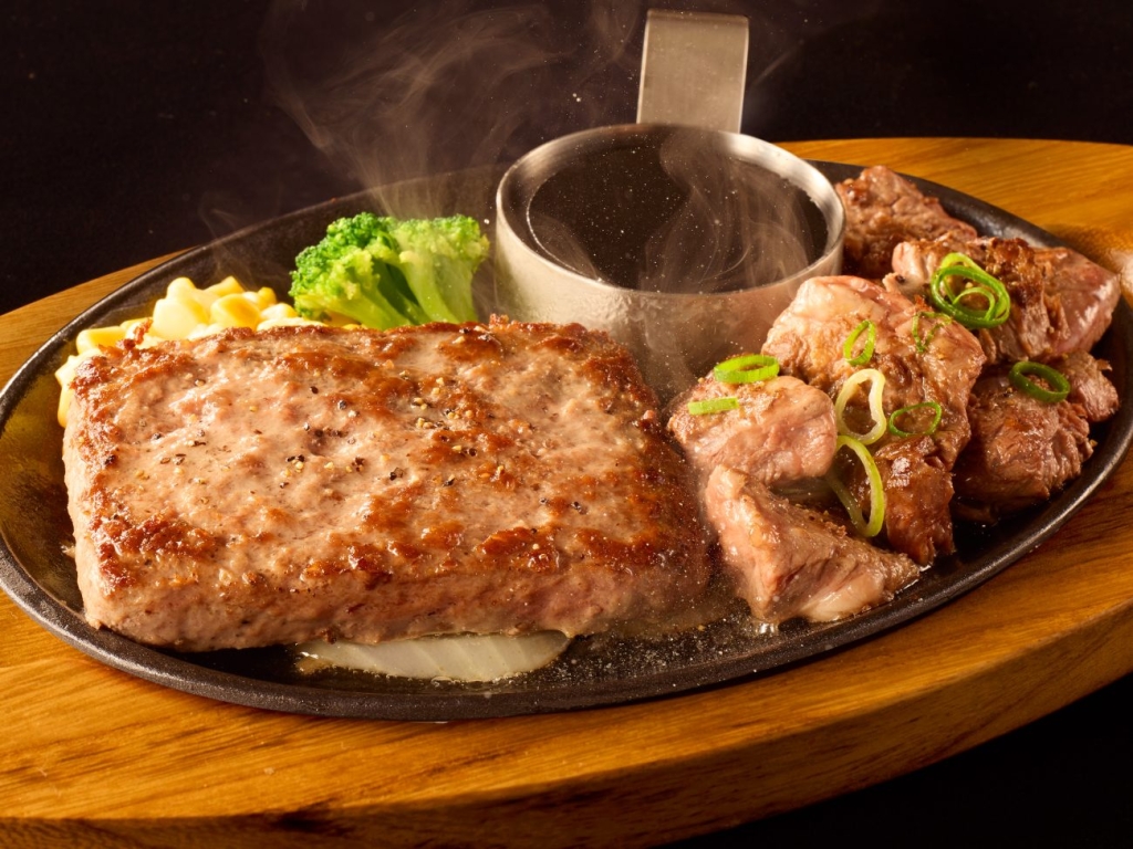 「ビーフハンバーグステーキ&カットステーキ」1,890円(税込2,079円)