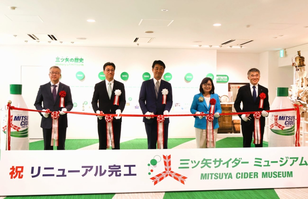 アサヒ飲料の佐藤和敬明石工場長（中央左）、早川等常務執行役員未来創造本部長（中央）、丸谷聡子明石市長（中央右）