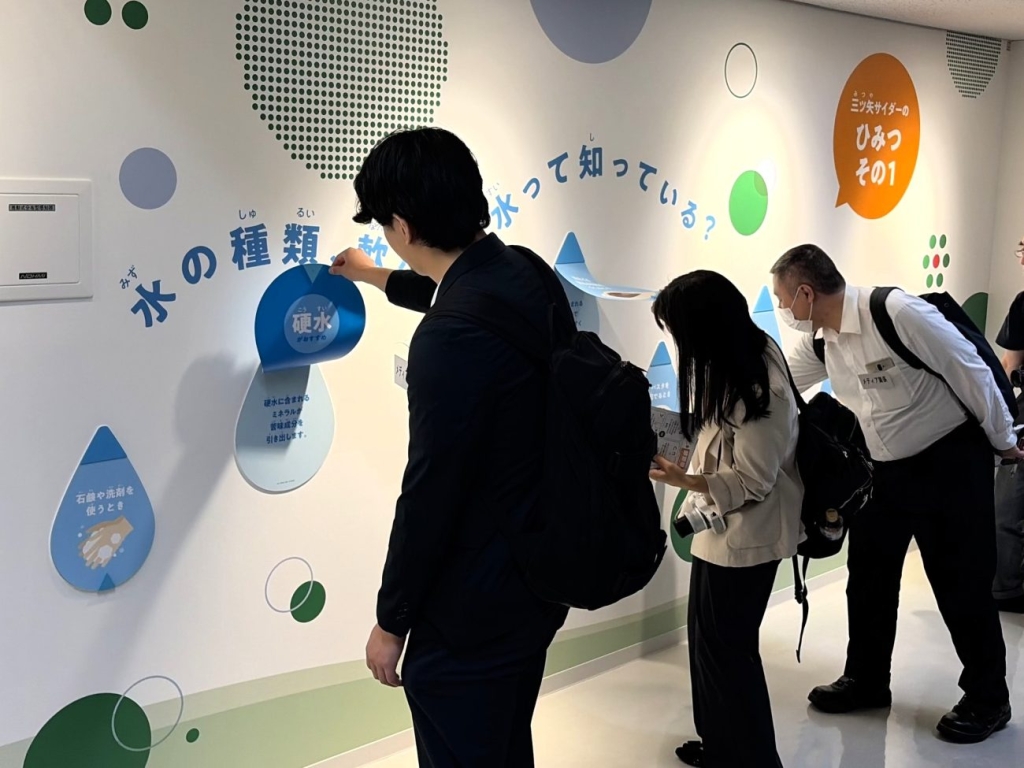 「磨かれた水」「香り」「充填」「製法」の4つのテーマについて、来場者が五感を使って体験できる展示を設けた