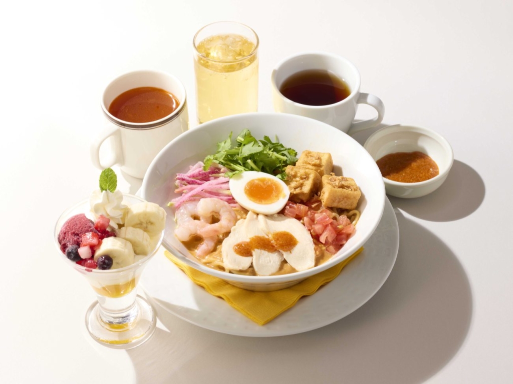 蒸し鶏と海老のシンガポール風冷やしラクサ カシスシャーベットとフルーツヨーグルトのミニパフェセット