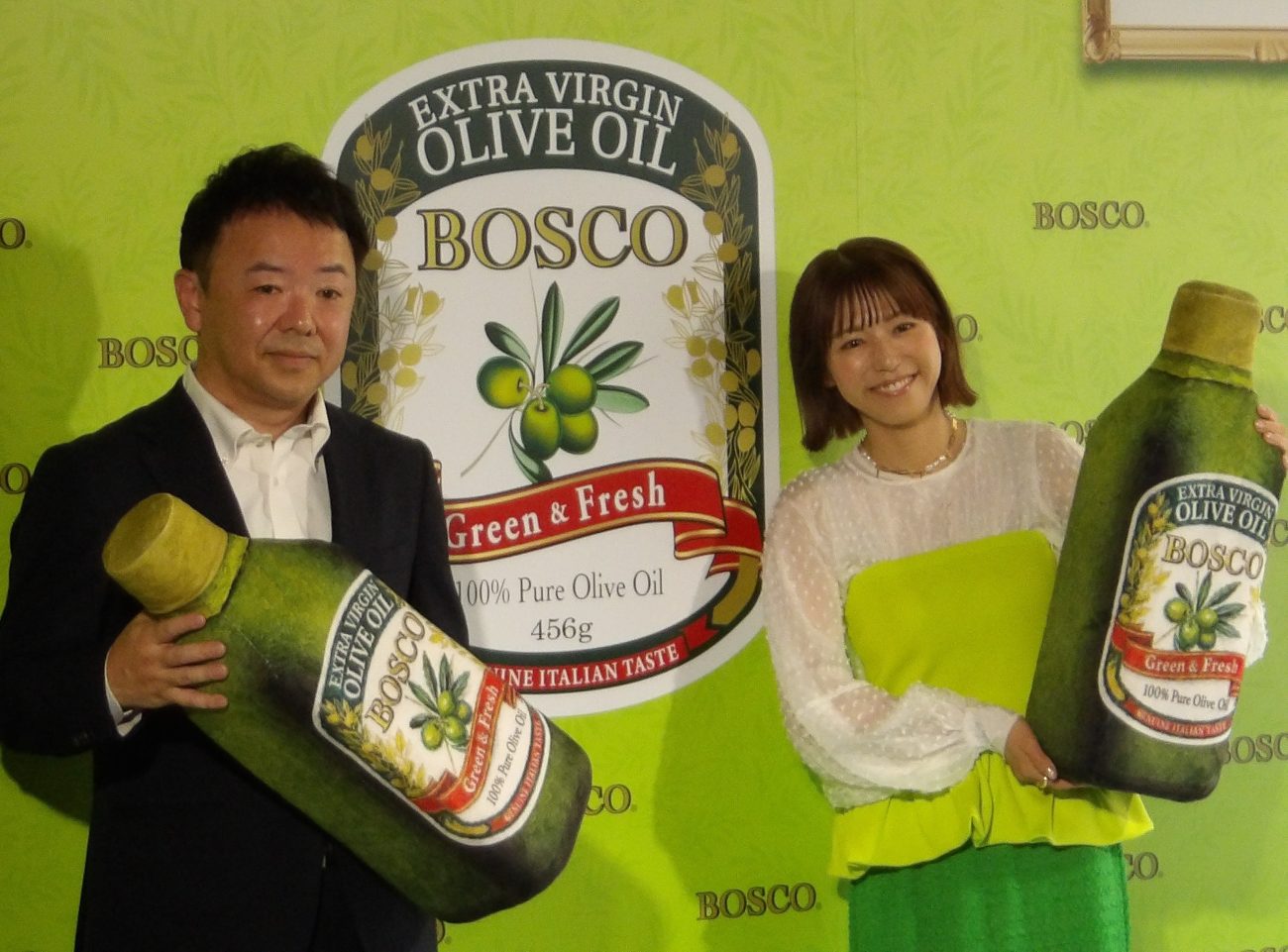 南村一生食品事業本部ホームユース事業戦略部長（左）と若槻千夏さん（右）