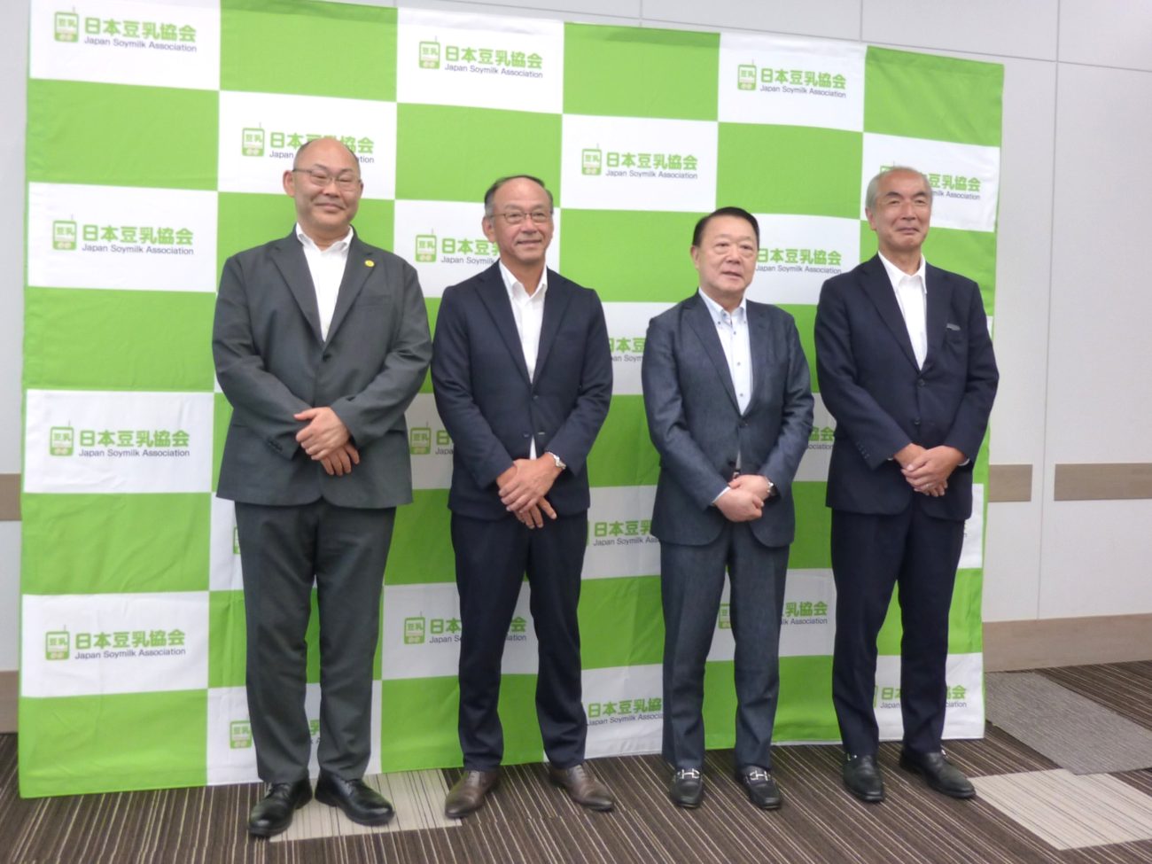 左から大島秀隆広報部会長、堺信好副会長、山﨑孝一会長、安部徹事務局長