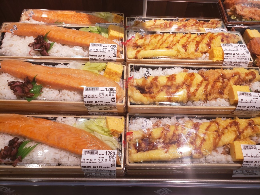 「特大鮭ハラス焼弁当」「特大穴子天丼」(BLΛNDE塩浜店)