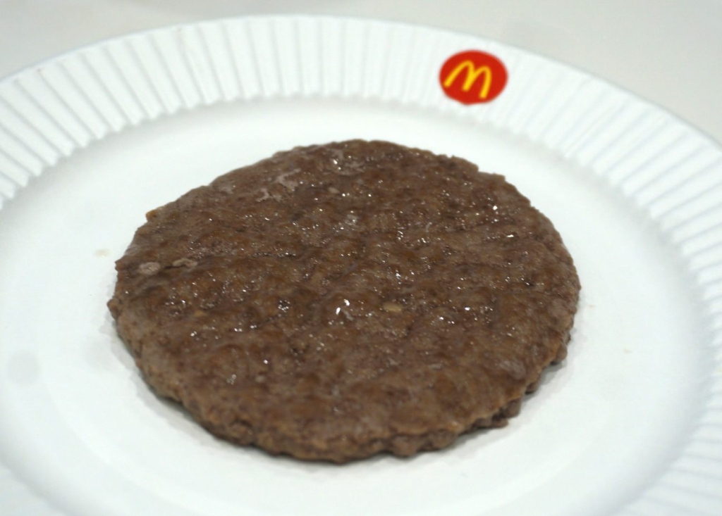 官能評価では塩コショウを付けていないビーフパティを試食する