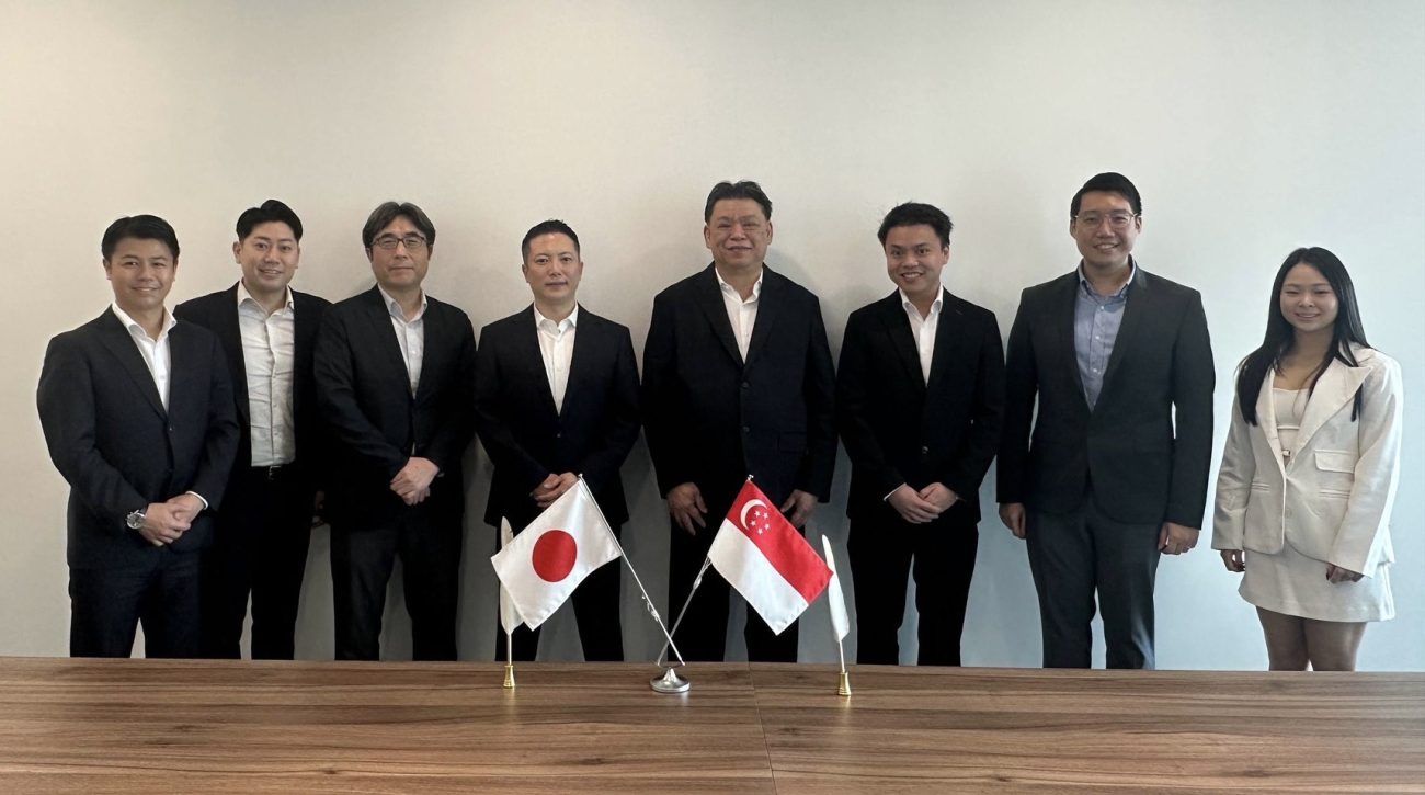 株式取得に関する調印式に参加した関係者（左から4人目がメーキューの山本貴廣社長）