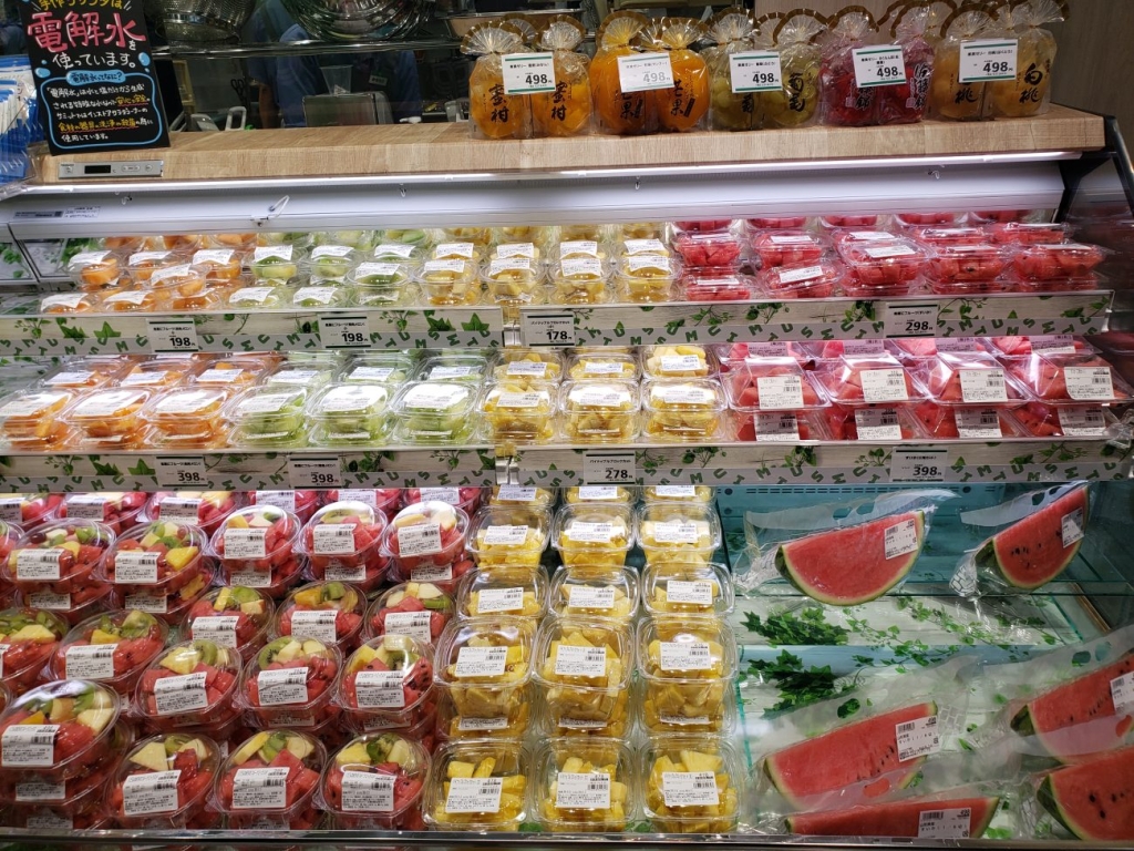 カットフルーツなども充実させた