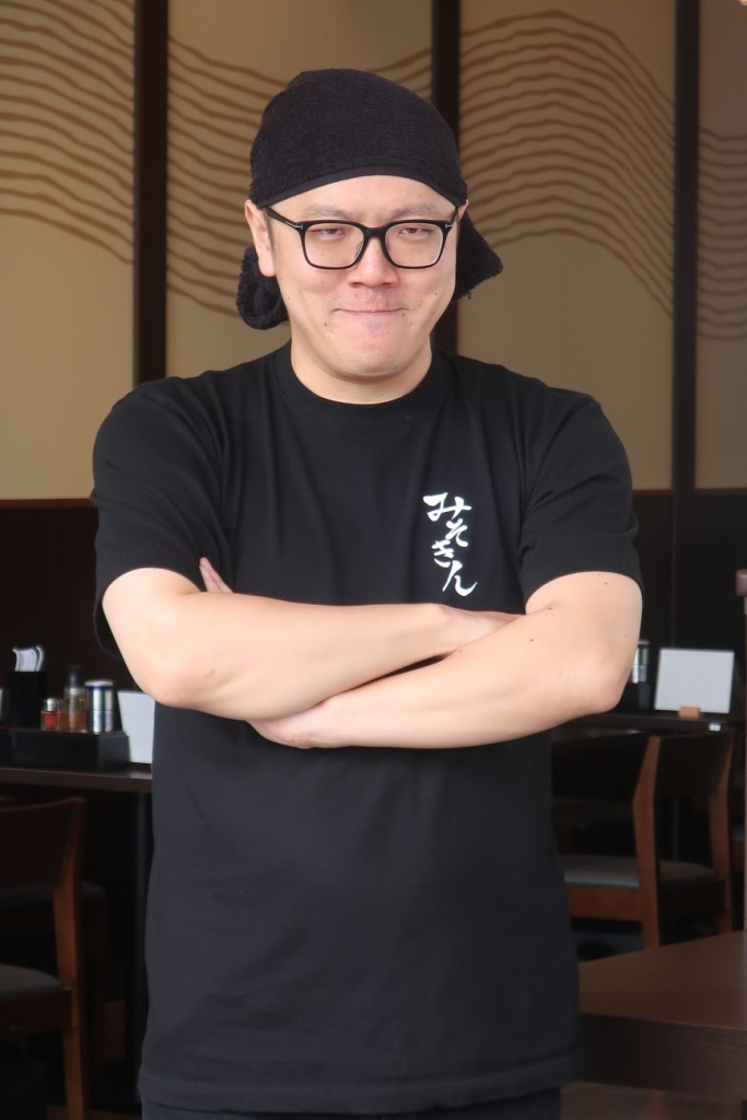 ラーメン店主らしいポーズをとるHIKAKIN氏