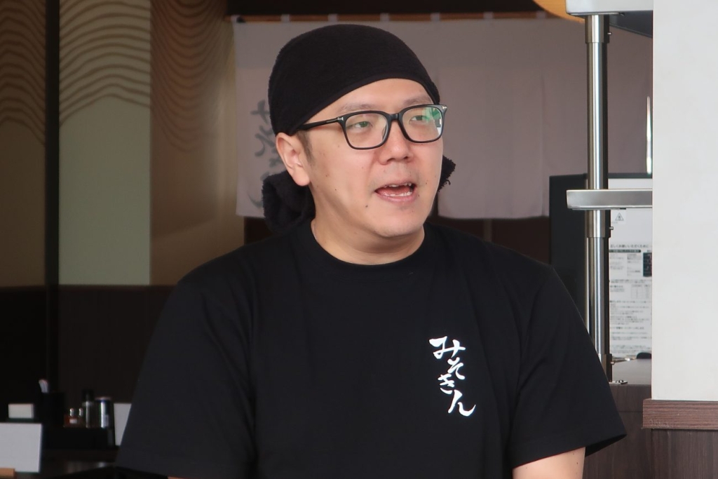 味作りのこだわりについて語るHIKAKIN氏