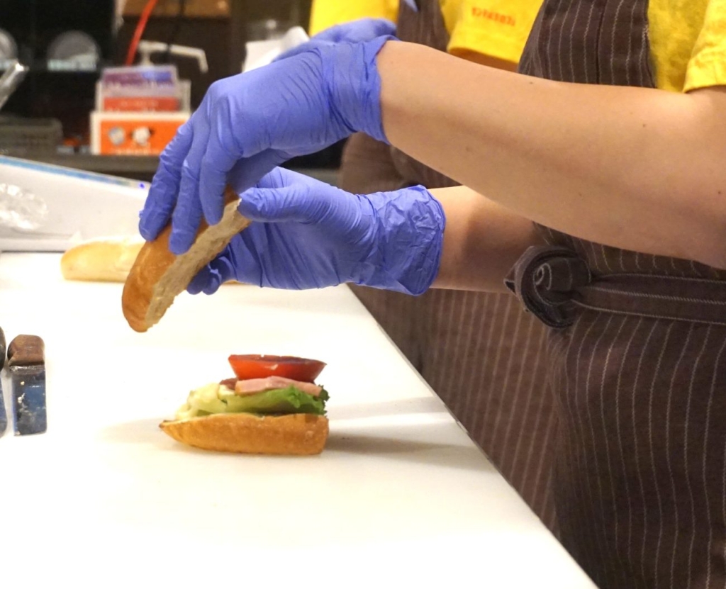 注文を受けて作る「プレミアムホットサンド BLT」