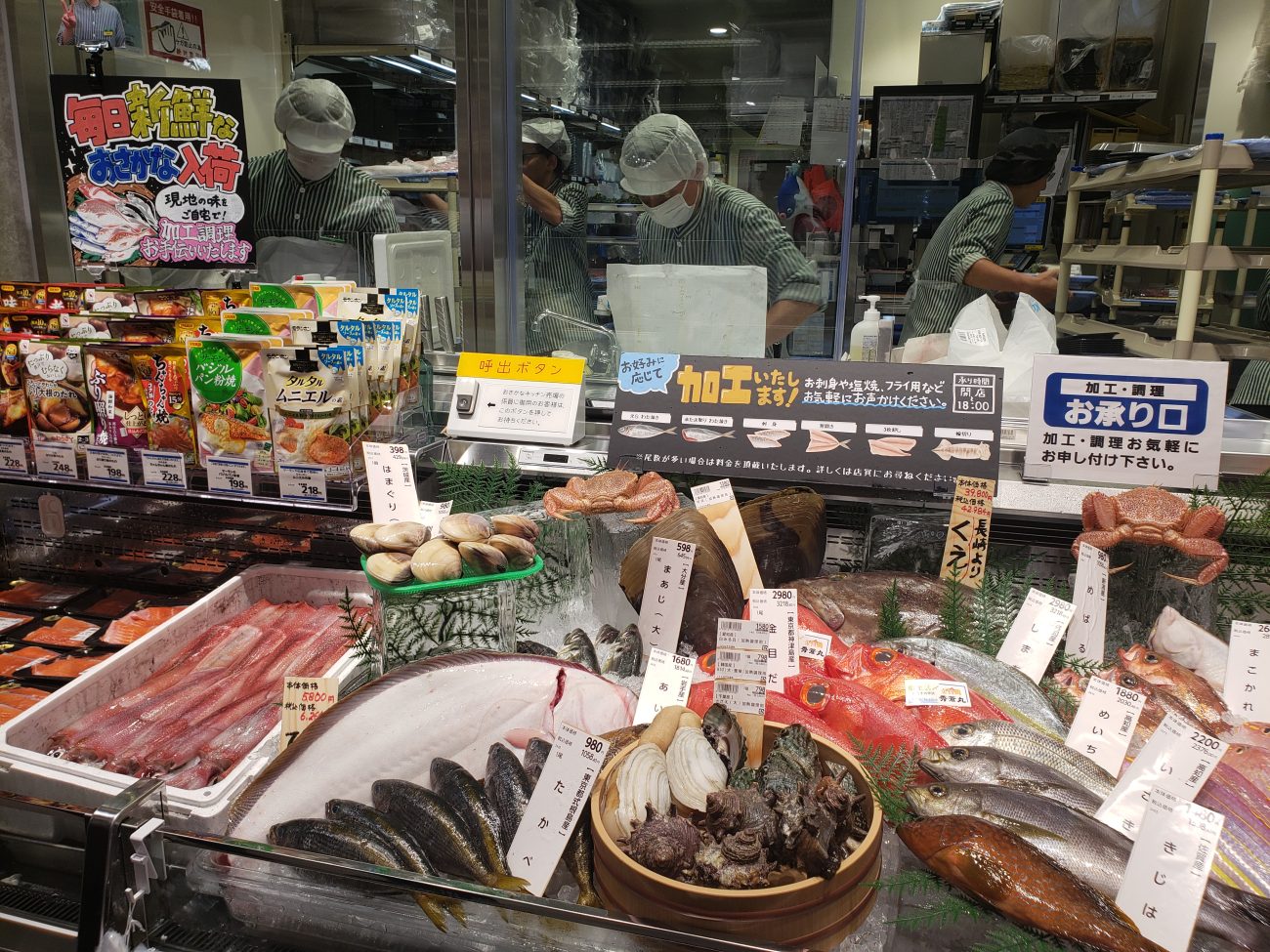 鮮魚の対面販売を実施