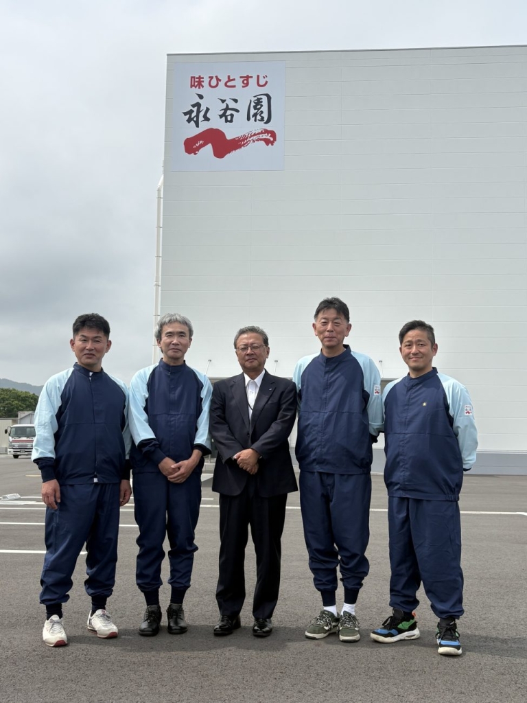 永谷園フーズの増田社長(中央)、瀬戸工場長(中央右)ら