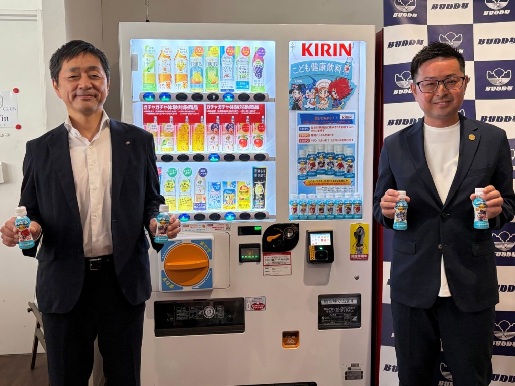 （左から）キリンビバレッジ 芳野執行役員とバディ企画研究所 山本取締役
