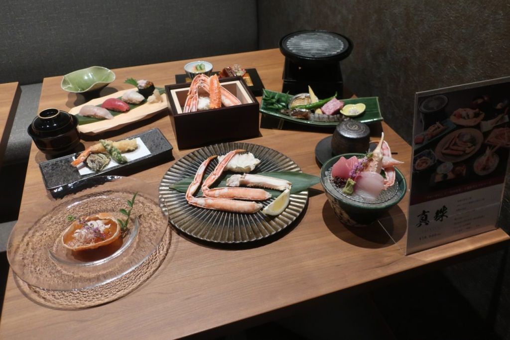 かに重ではかに鍋のコースのほか、ランチではちらし寿司なども展開する