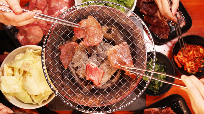 七輪を使った炭火焼肉を提供