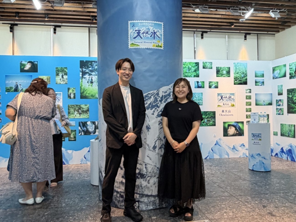 サントリー天然水を担当するブランドマーケティング部の高橋氏(右)と土屋氏