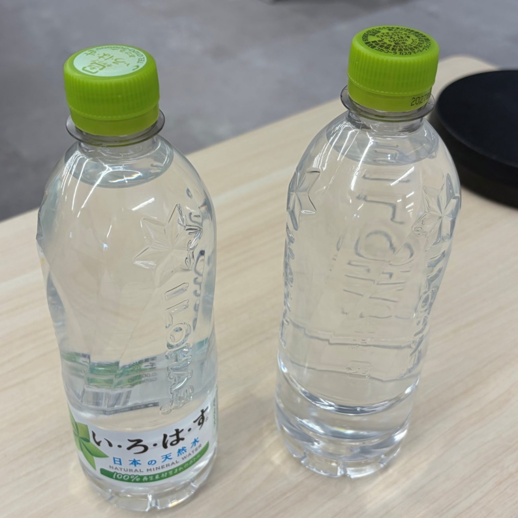 通常商品(左)と、自販機で販売されるラベルレス商品