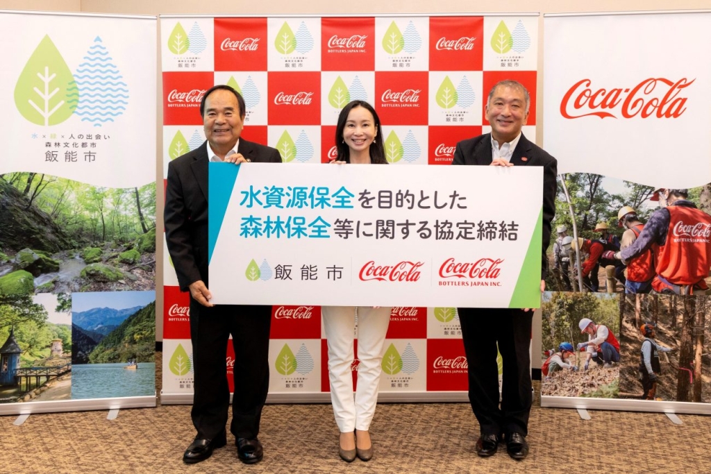 7月に飯能市と森林保全に関する協定を締結(左から)飯能市新井重治市長、田中副社長、コカ・コーラ ボトラーズジャパンSCM本部の小林克徳統括部長