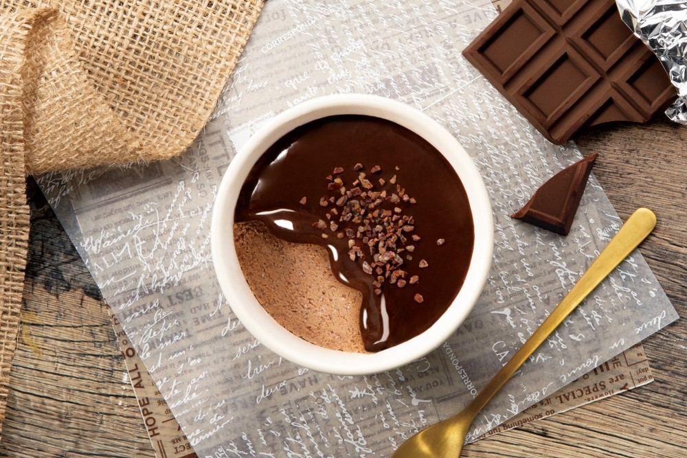 冷凍下でも「とろ～り」とした食感に仕上げたチョコソースをたっぷりとかけた