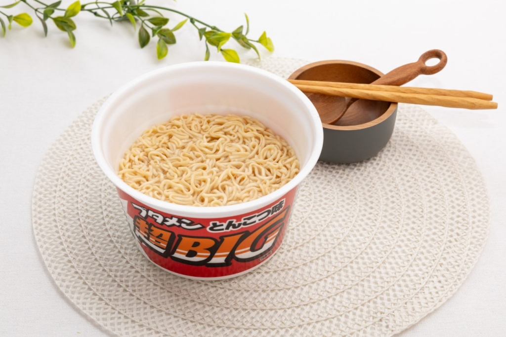 通常のブタメンと比較して麺が約4倍の「ブタメン超BIG」