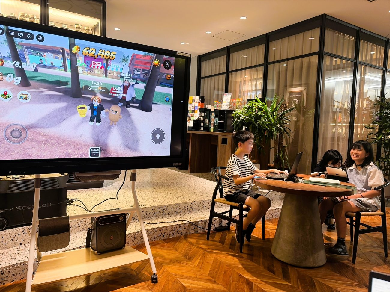 コーヒーの栽培から焙煎、販売までを体験するゲーム「BECOME A COFFEE FARMER」をプレーする子どもたち