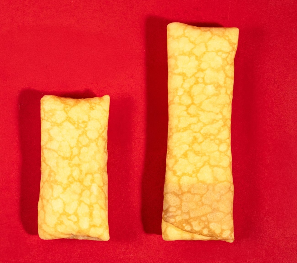 右が増量品「ファミマ・ザ・クレープ 生チョコ」