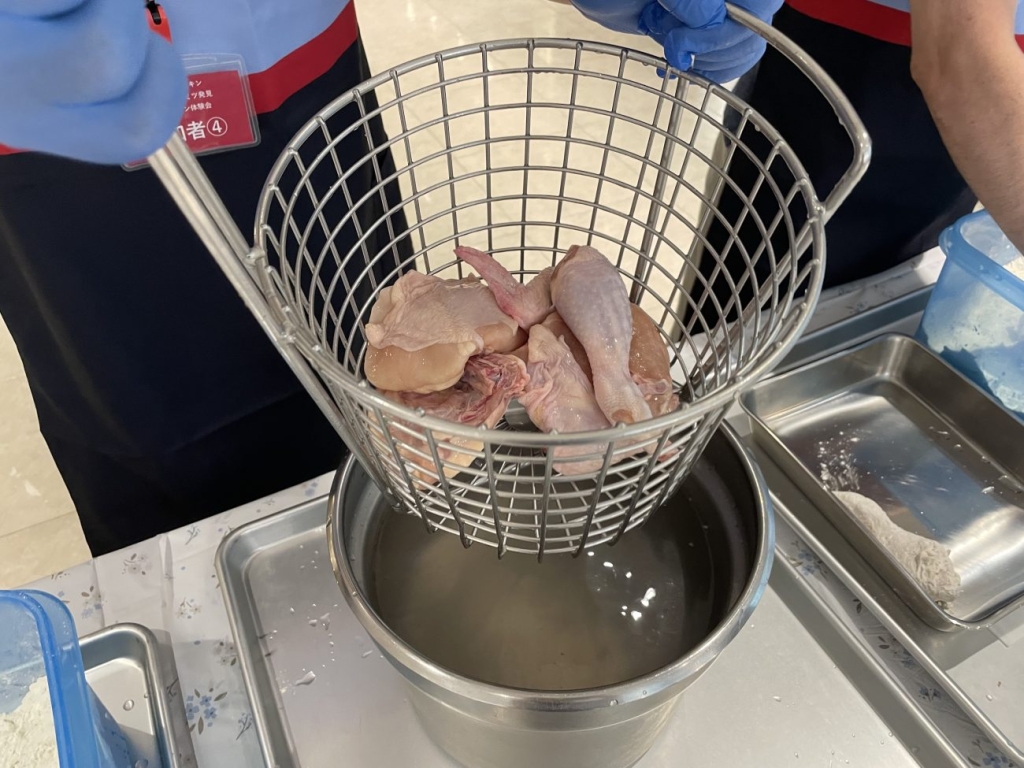 まず鶏肉を水にくぐらせる