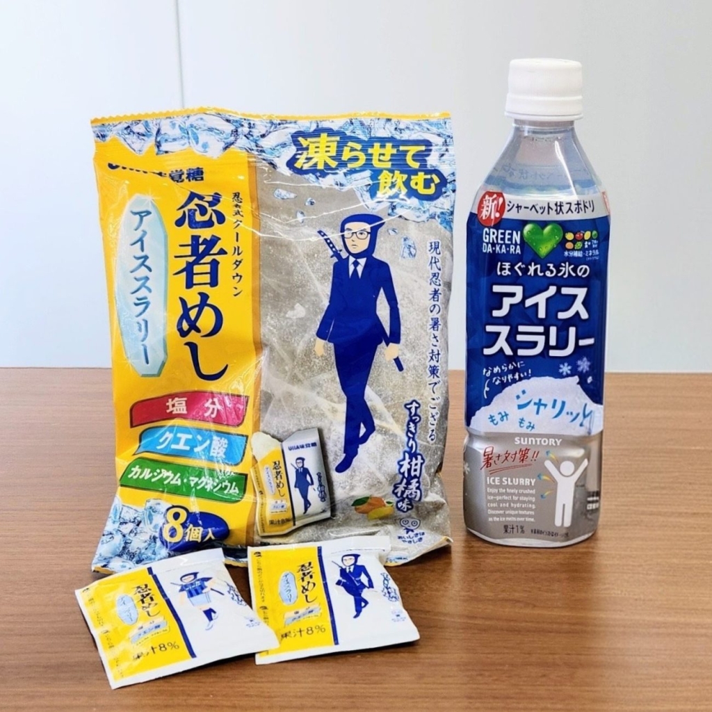 小分けタイプのUHA味覚糖「忍者めしアイススラリー すっきり柑橘味」(左)と、490mlPETのサントリー「GREEN DA・KA・RA ほぐれる氷のアイススラリー」