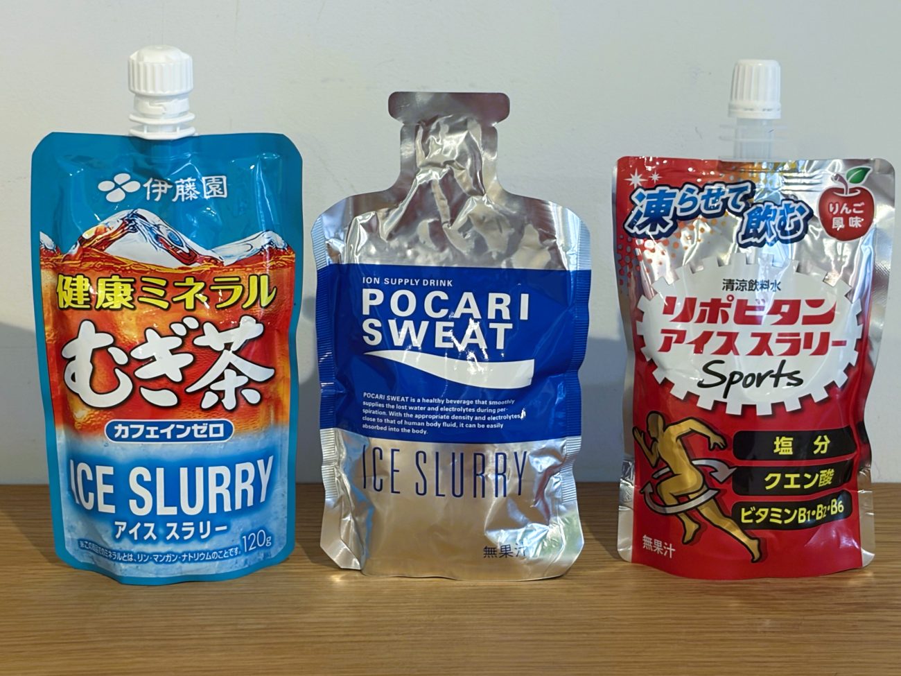 アイススラリー市場を開拓してきた大塚製薬の「ポカリスエット アイススラリー」（中央）。大正製薬（右）や伊藤園（左）も商品を展開