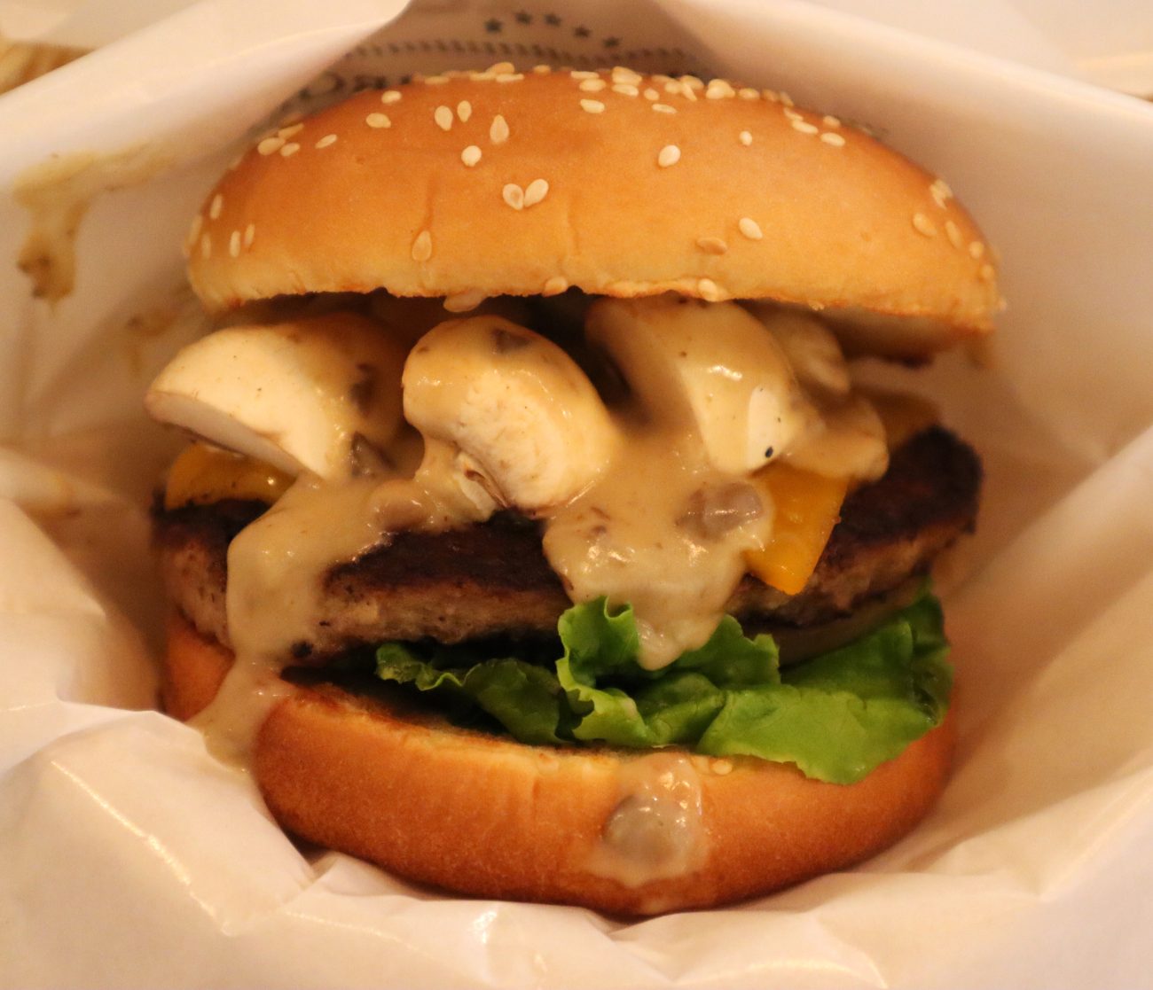 マッシュルームチーズバーガー ポルチーニクリームソース