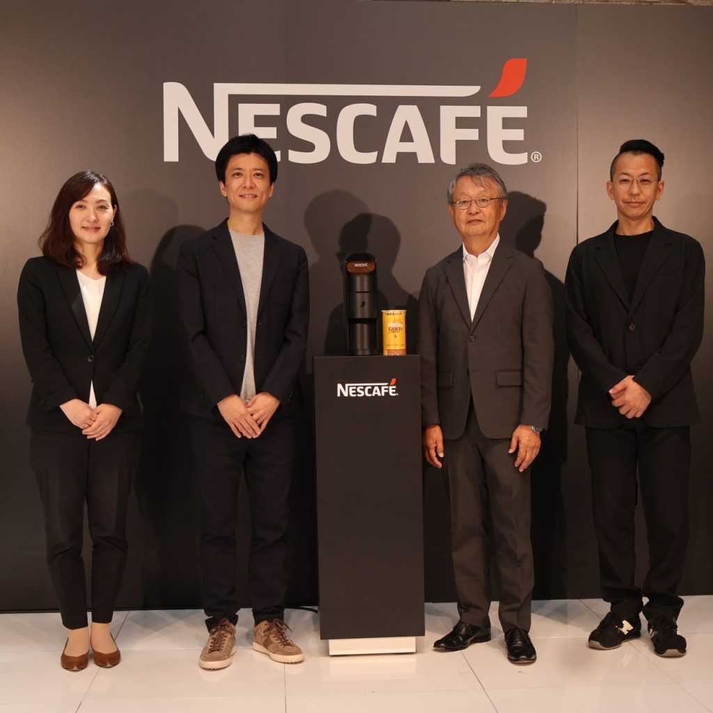 発表会の登壇者。(左から)ネスレ日本の栗山真由子氏、吉永部長、プロダクトデザイナーの深澤氏、チームラボの堺取締役
