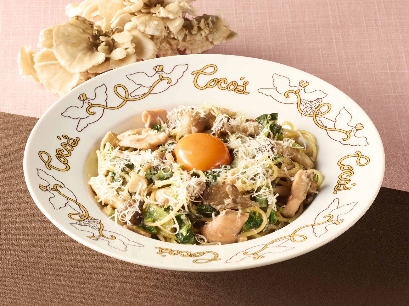 トリュフ香るサーモンときのこのクリーム月見パスタ