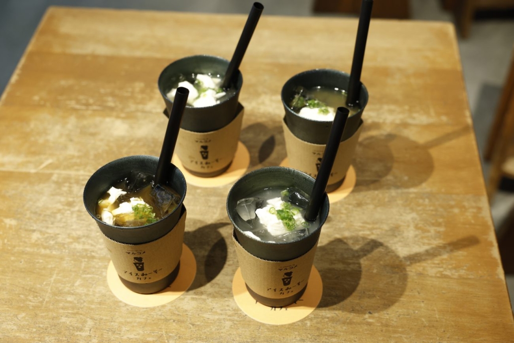 「アイスみーそー」は、氷の入った「元気を補給するアイス味噌お椀タンブラー」で提供