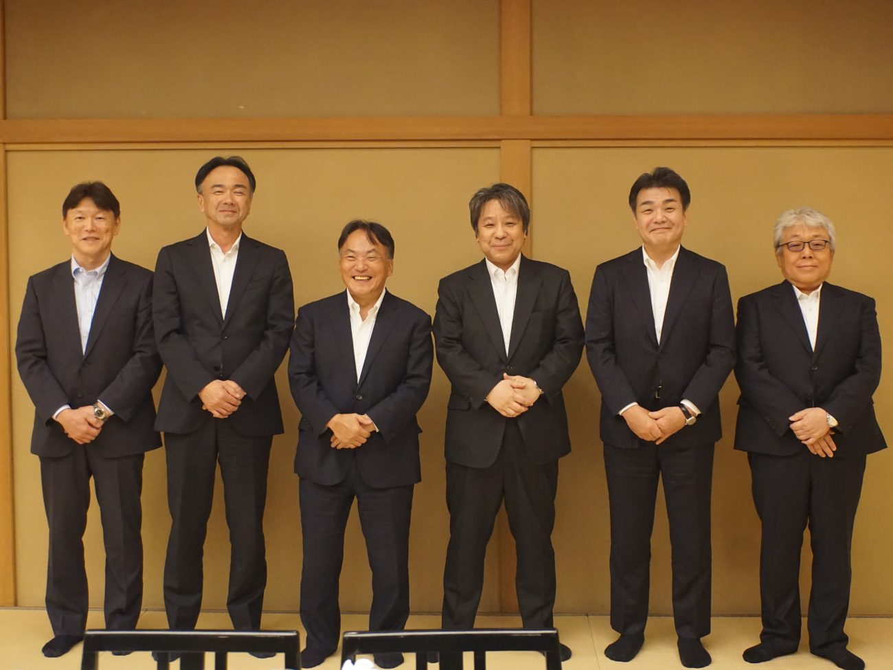 （左から）日清製粉グループ本社 戸塚執行役員、トオカツフーズ 河田社長、日清製粉ウェルナ 岩橋社長、日清製粉グループ本社 永木社長、日清製粉 横山社長、オリエンタル酵母工業 新井社長