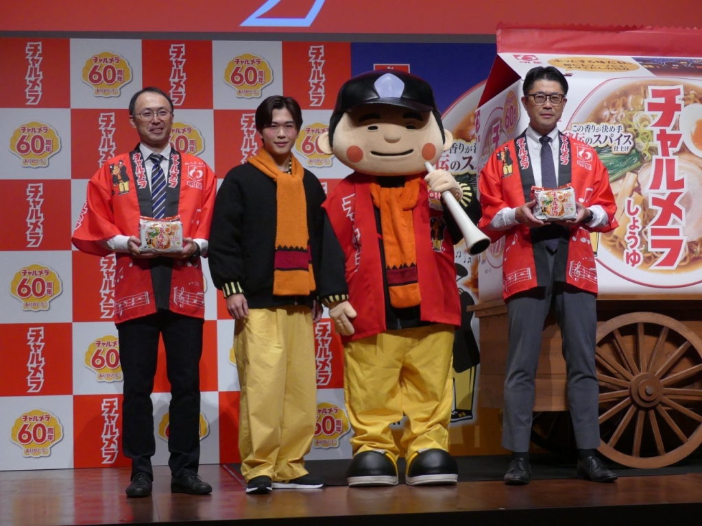 写真右から、マーケティング本部マーケティング部第二グループ ブランドマネージャーの松川賢一氏、鈴木福さん、取締役マーケティング本部長の木所敬雄氏