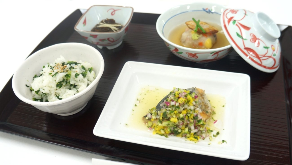 厚生労働大臣賞を受賞したメーキューの夕食メニュー(鰆のみかんジュース焼きたっぷり野菜の彩りソースなど)