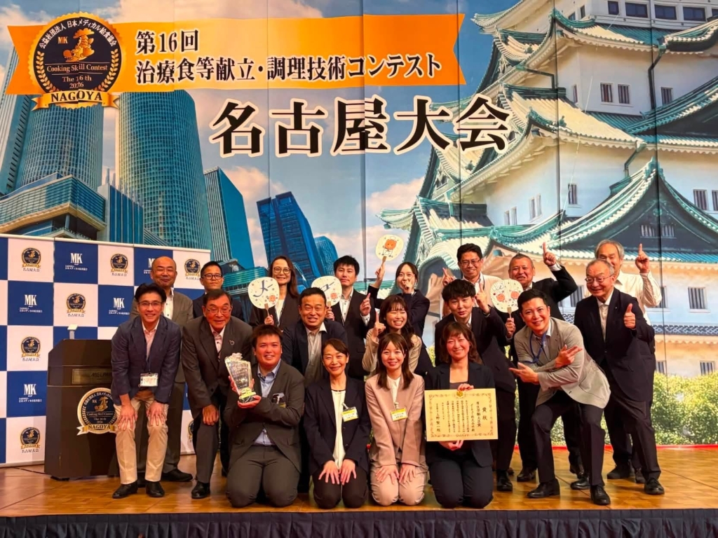 受賞を喜ぶメーキューの社員