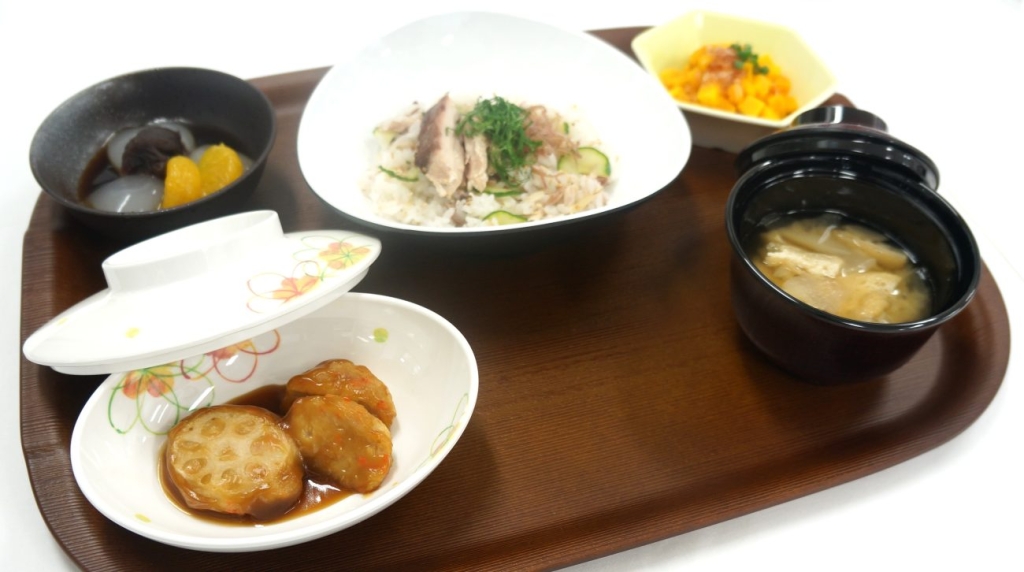 厚生労働省医政局長賞を受賞したニッコクトラストの昼食メニュー(あじのさっぱり混ぜごはんや豆腐の揚げつくねなど)