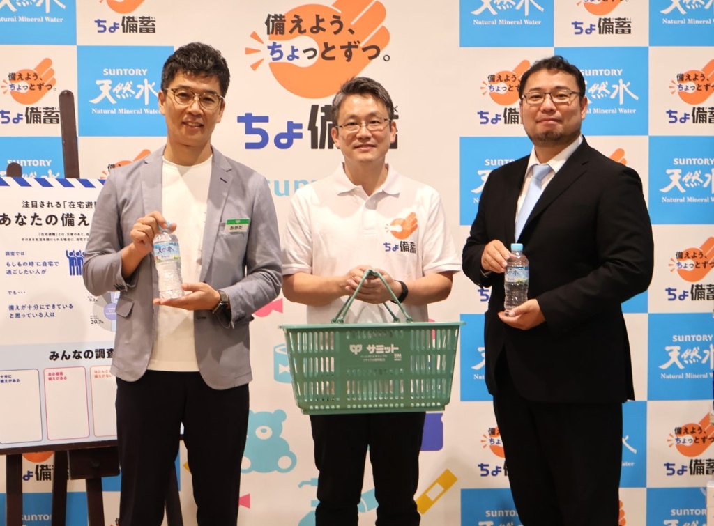 「ちょ備蓄」の取り組みを紹介した(左から)サミットの岡田崇取締役常務執行役員、サントリービバレッジ&フードの溝本部長、兵庫県立大学の木村教授