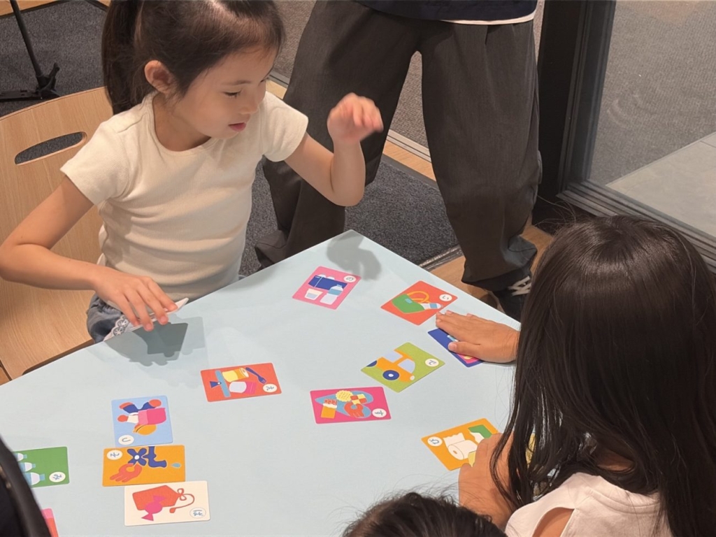 オリジナルの「ちょ備蓄かるた」を楽しむ子どもたち。身近なものを災害時に役立てるアイデアを遊びながら学ぶ