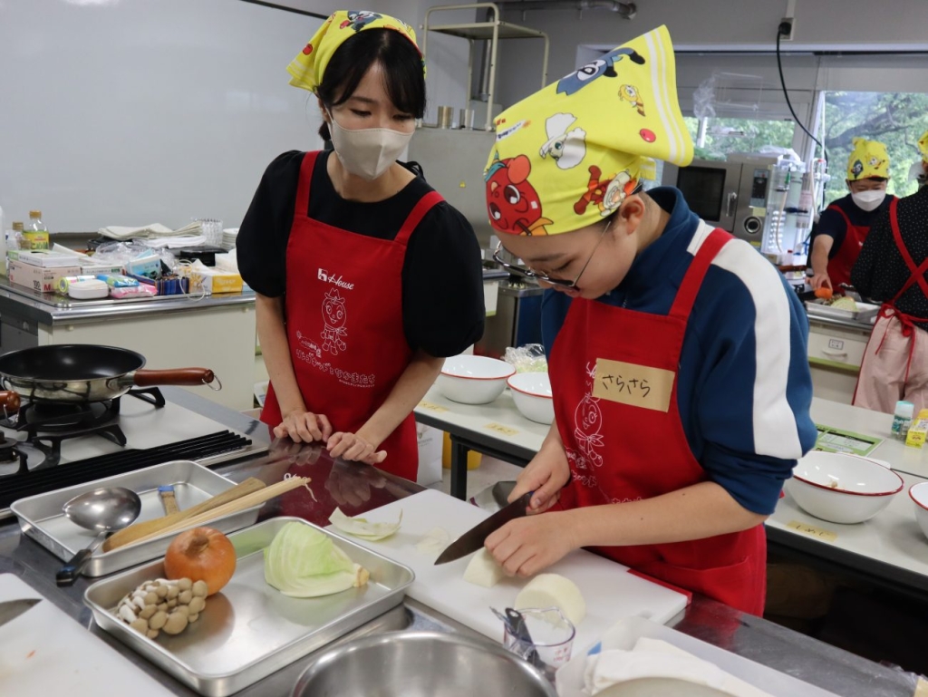 学生は食材の切り方を学んだ