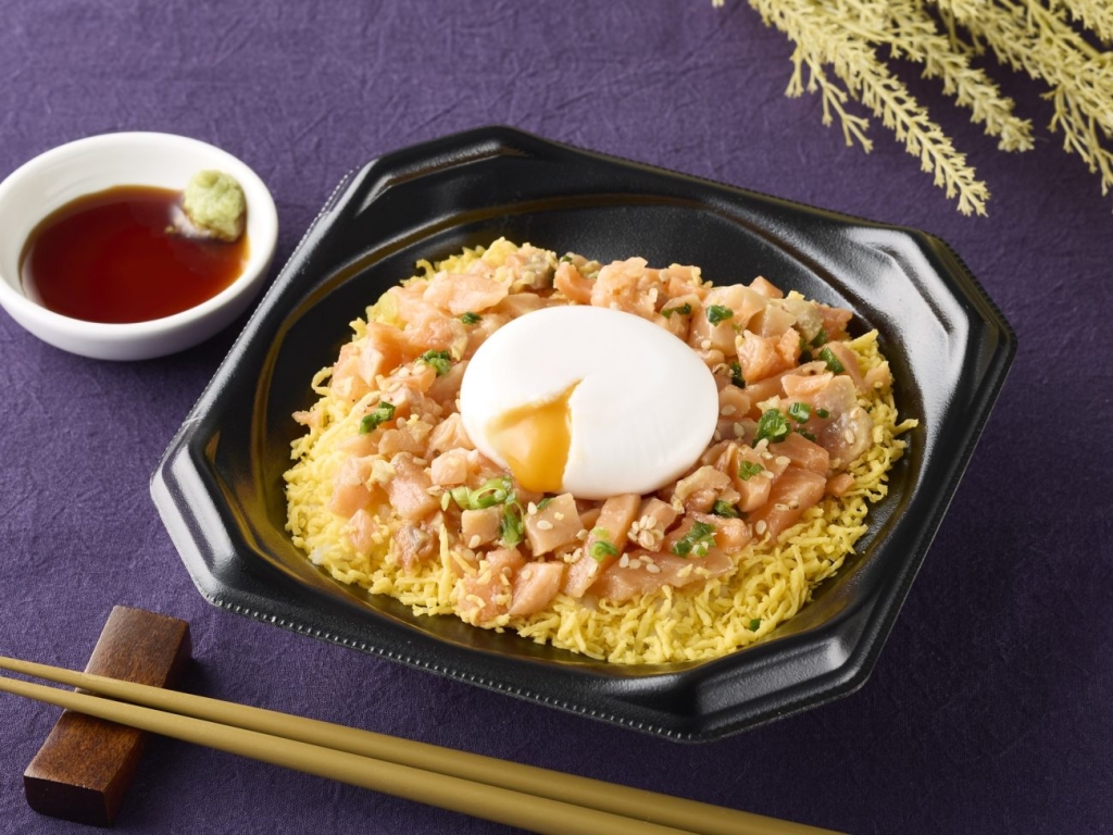 月見サーモン丼（漬け風）　