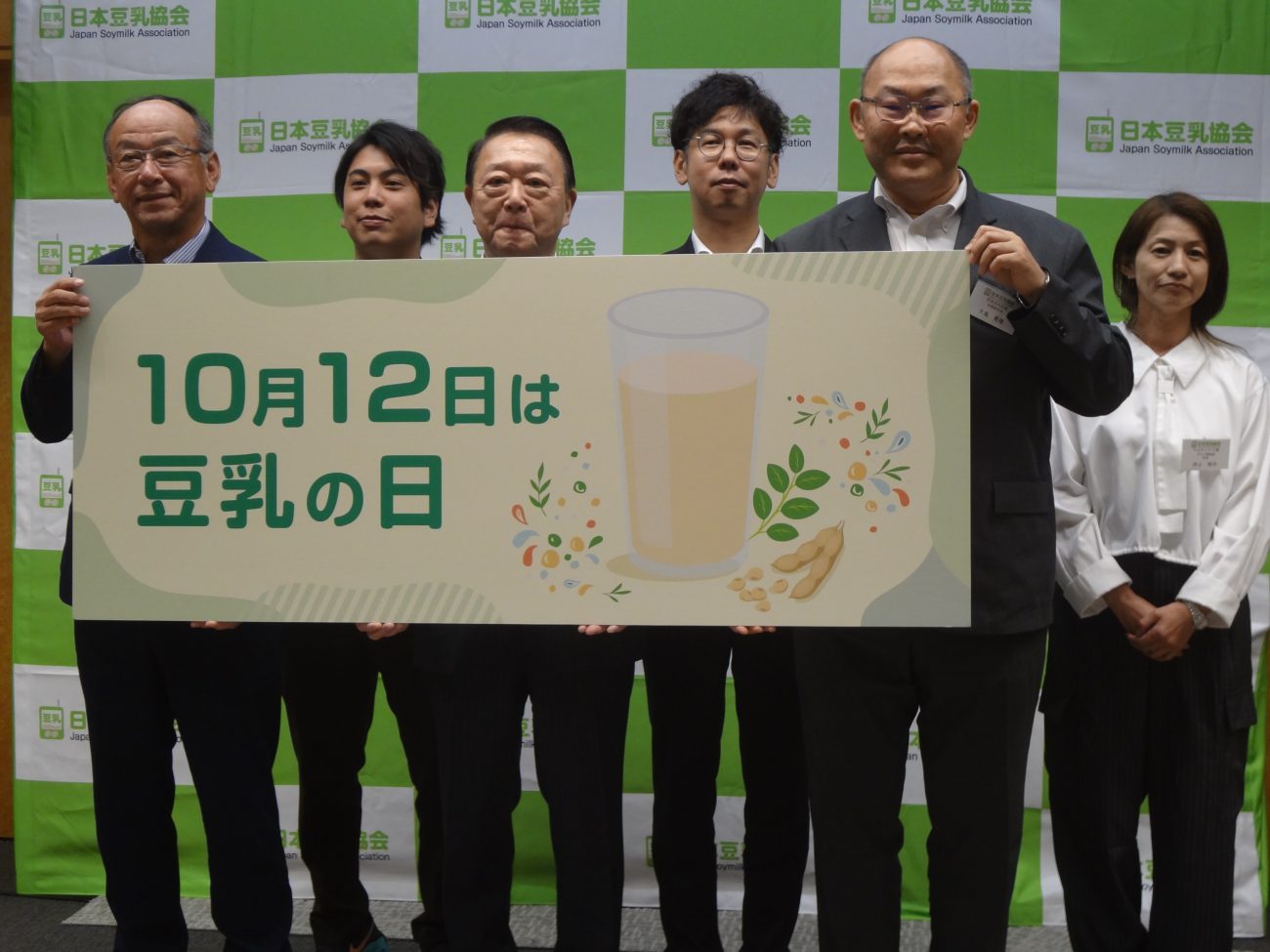 日本豆乳協会 山﨑孝一会長(写真中央左)