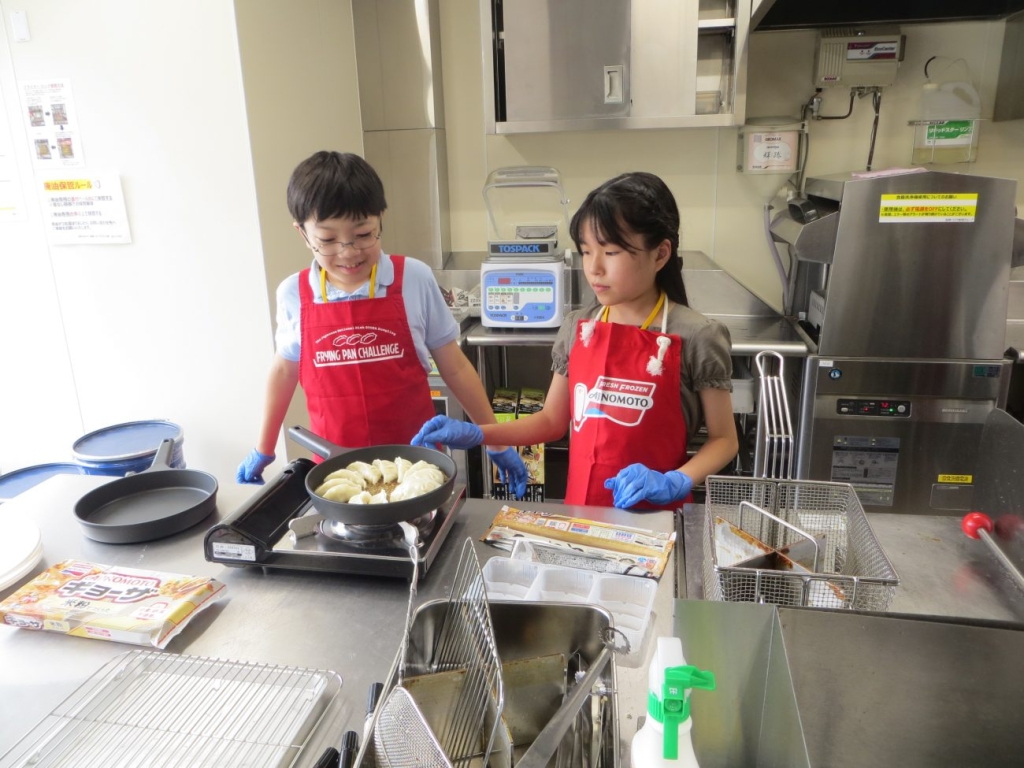 子ども記者たちがギョーザの焼き・「フリッピング」体験