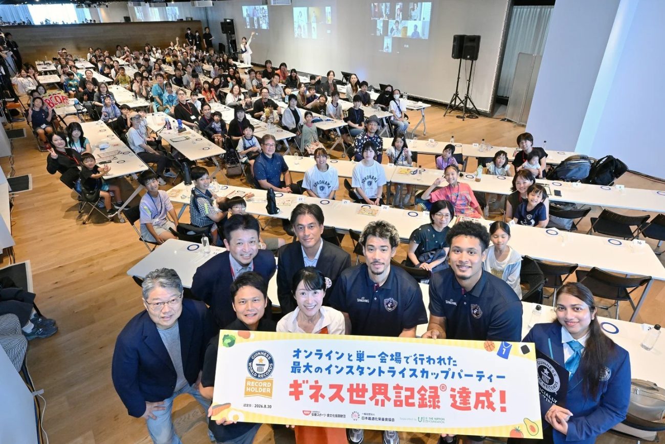 プロバスケットボールチーム「横浜ビー･コルセアーズ」のキング開選手(写真右から2番目)と並里成選手(写真右から3番目)、管理栄養士の今泉マユ子氏(写真前段左から3番目)